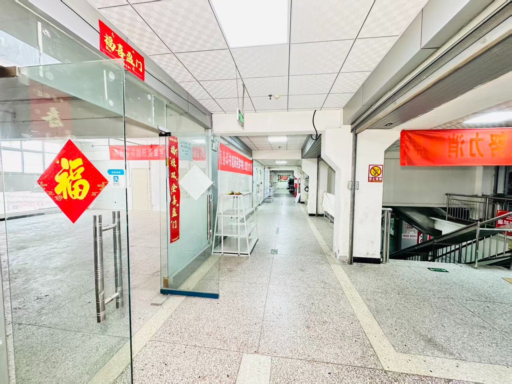 棉麻路灵活办公空间，满足企业不同发展阶段需求 ✨ 商业配套完善，助力企业快速成长 ✨ AI产业资源链接，共建创新生态 ✨ 办公、展示、运营一体化空间  现在入驻，抢占AI产业发展新赛道！